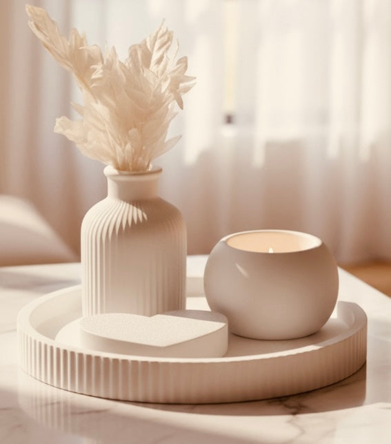 Minimalistisches Deko-Set mit Trockenblumenin Keramikvase, Kerzenhalter und Keramikteller