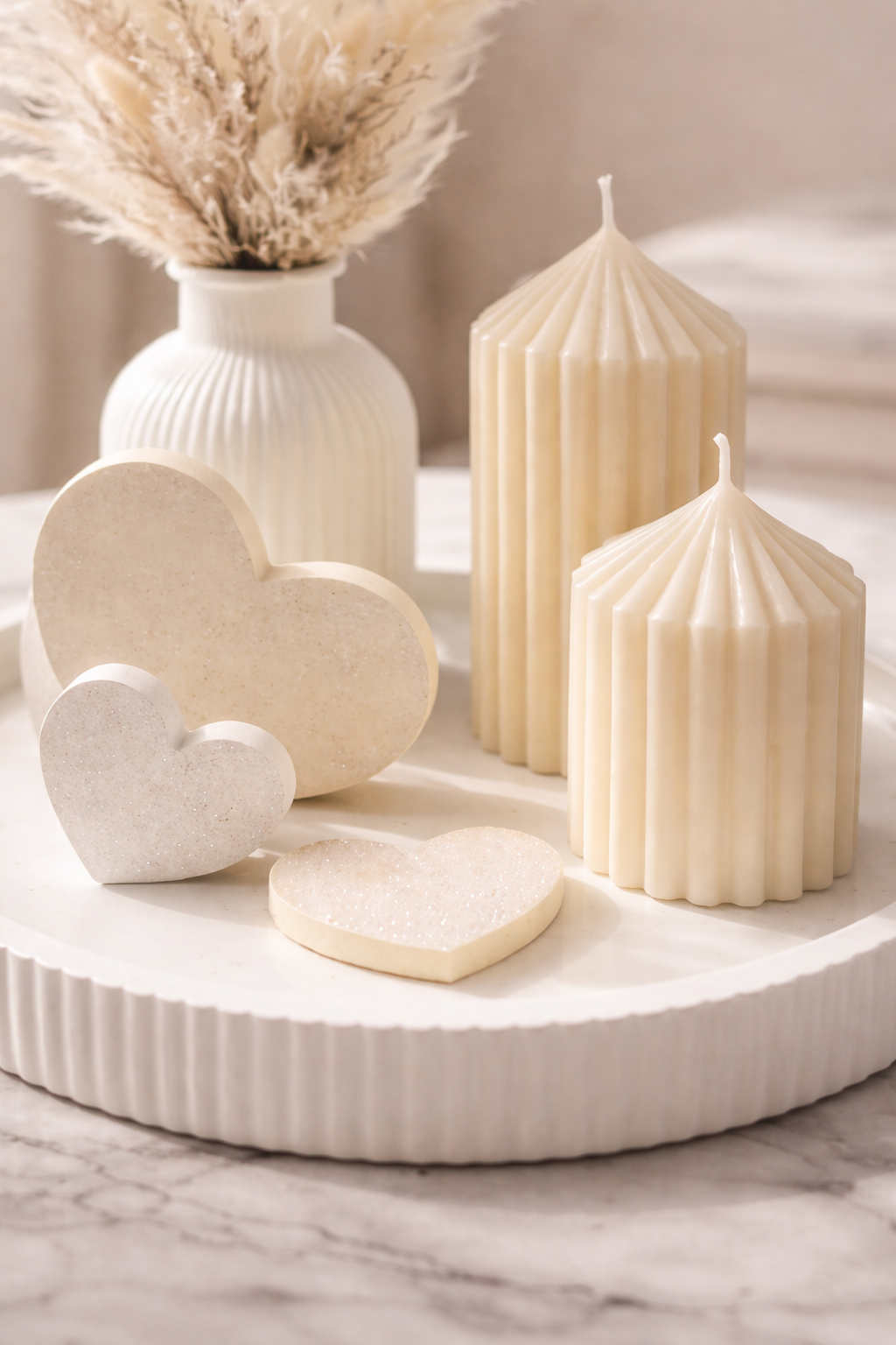 Detailansicht von beigefarbenen geriffelten Kerzen auf Deko-Tablett