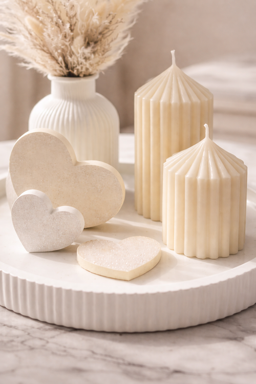 Detailansicht von beigefarbenen geriffelten Kerzen auf Deko-Tablett