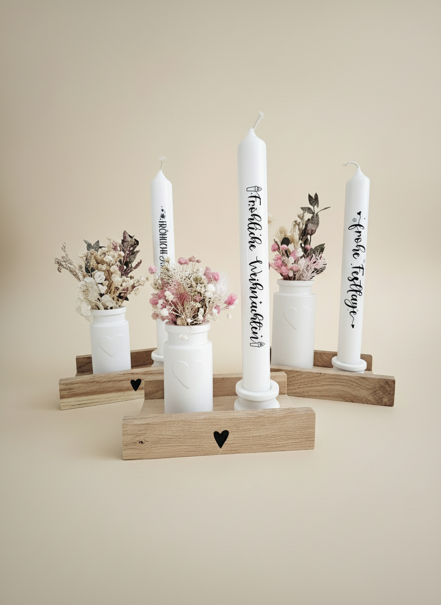 Festliche Kerzen mit Holzständer und getrockneten Blüten im 3er Set.